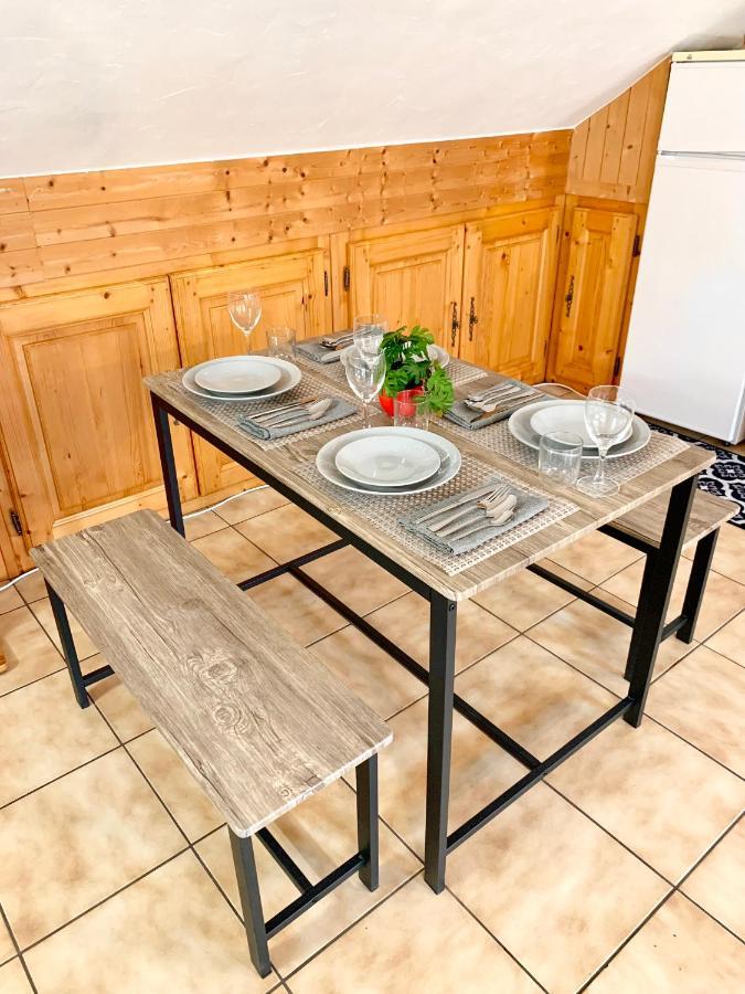 Charmant Appart Sous Toits Proche Chateau Des Ducs Chambéry Exterior foto